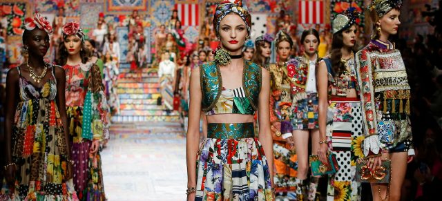 Xu hướng thập niên 1970 trên sàn diễn Dolce & Gabbana Xuân Hè 2021 qua nơ cài đầu thời trang và đầm maxi