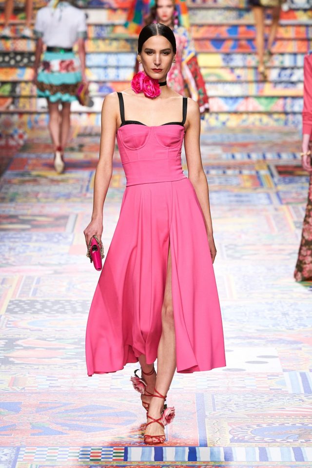 Dolce & Gabbana Xuân Hè 2021 với gam hồng rực lửa