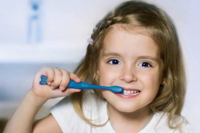 Tập cho bé có thói quen chải răng mỗi ngày