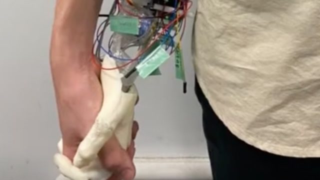 Robot mô phỏng cảm giác nắm tay bạn gái.