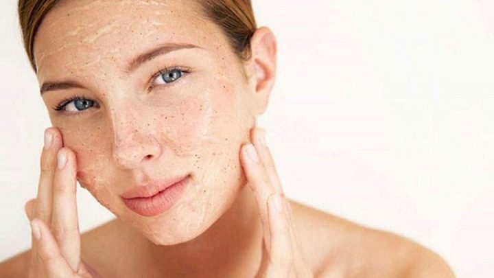 Chăm sóc da bằng cách rửa mặt trước hay tẩy tế bào chết trước?
