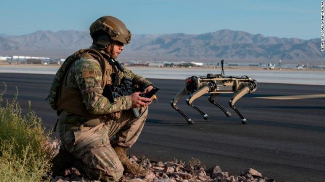 Một trung sĩ Không quân Mỹ điều khiển robot Vision 60 trong tập trận