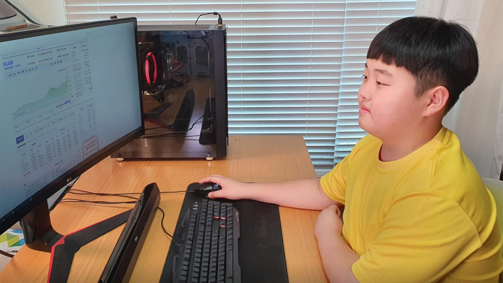 Hàn Quốc: Cậu bé 12 tuổi chơi chứng khoán, lãi 43% trong năm 2020