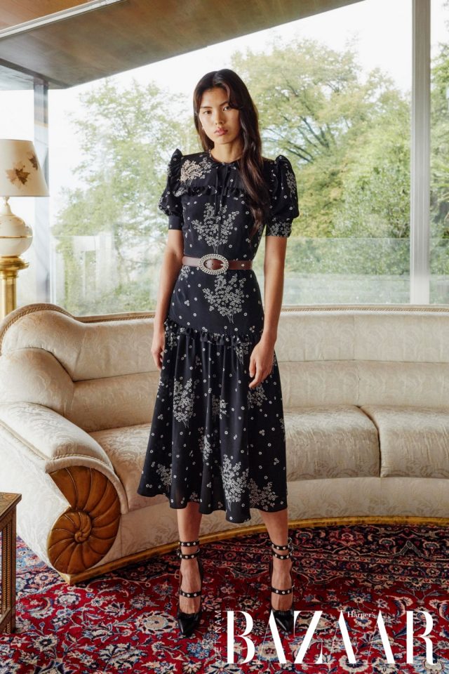 Váy đen họa tiết hoa nhỏ li ti thanh lịch của Alessandra Rich thích hợp cho các buổi tiệc trà