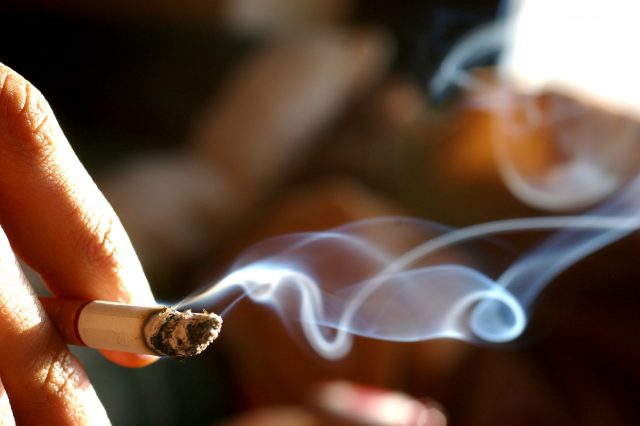 Hút 1 điếu thuốc mỗi ngày cũng có thể gây nghiện nicotine.