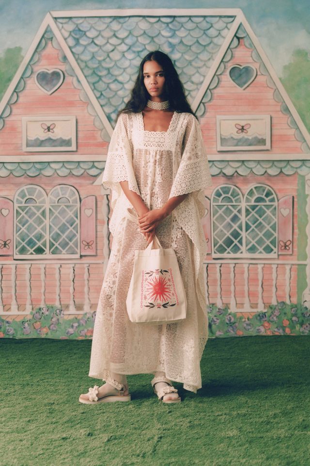 Caftan bằng ren xuyên thấu của Anna Sui. Phối cùng choker ruy băng ren và giày hoa là bạn đã có trang phục đầu xuân lãng mạng