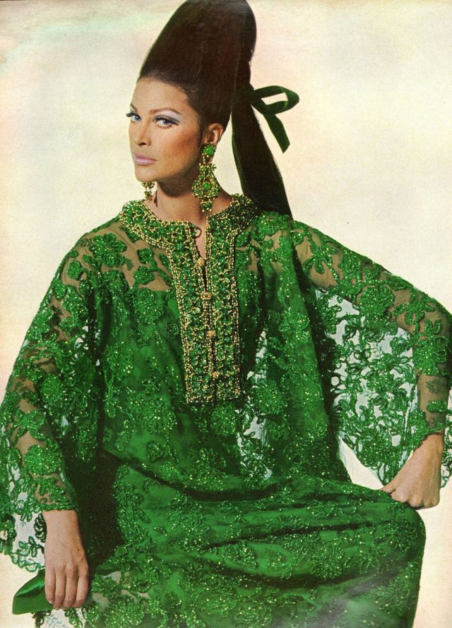 Một mẫu kaftan bằng ren đính kết cườm của Christian Dior, năm 1966