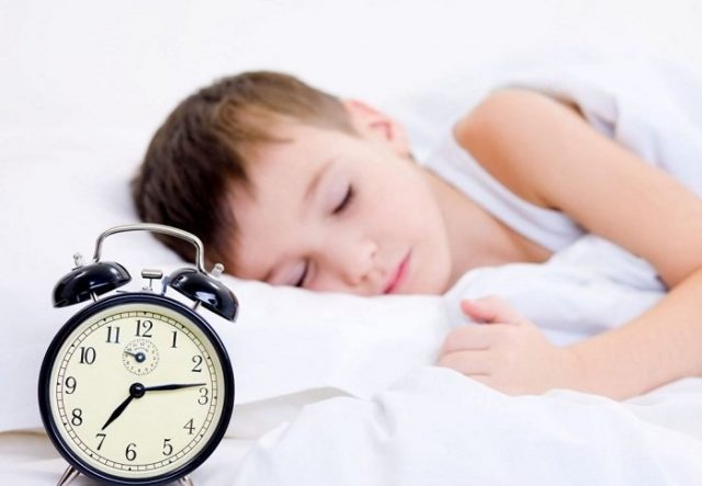 Ba mẹ nên rèn cho trẻ ngủ đúng giờ