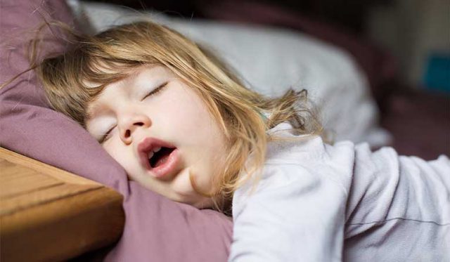 Trẻ ngáy hoặc thở bằng miệng khi ngủ là triệu chứng