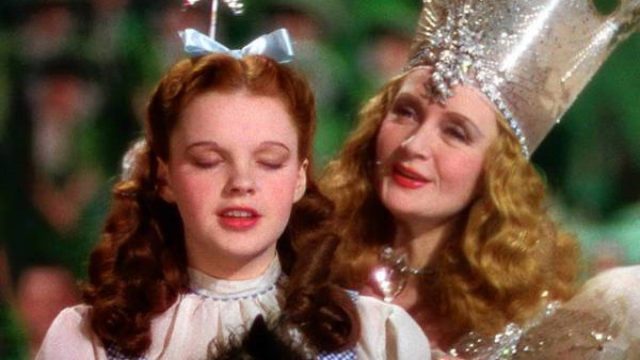 Dorothy và Glinda, bà tiên tốt phương Bắc trong Wizard of Oz (1939). Làn da hồng hào như đang tỏa sáng và mái tóc lung linh trong ánh sáng tạo hiệu quả thần tiên.